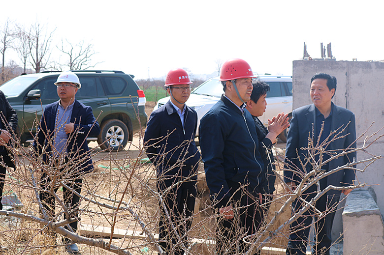 中铁二十局集团黄蒲高速公路指挥长陪同渭南市交通局局长检查工地并