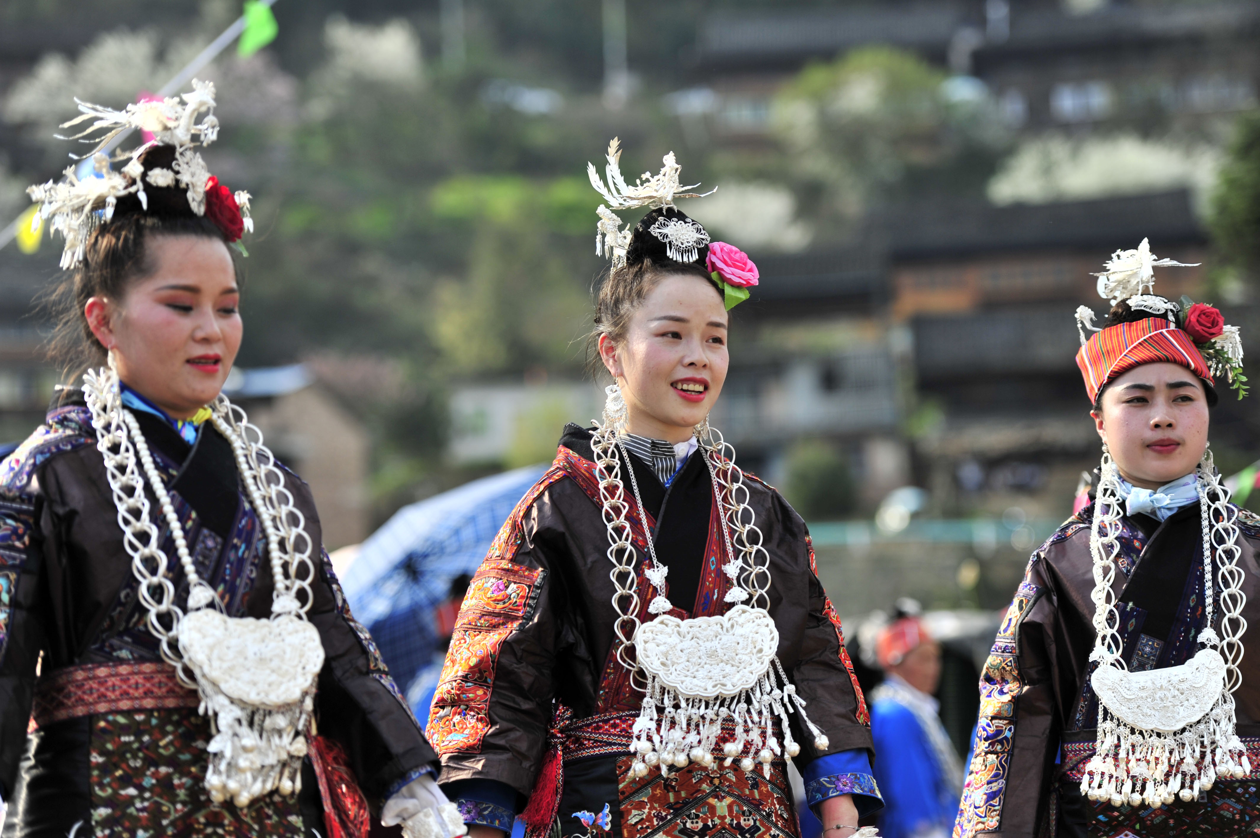 3月21日,在贵州省台江县施洞镇小河村猫坡寨,当地村民身着盛装参加