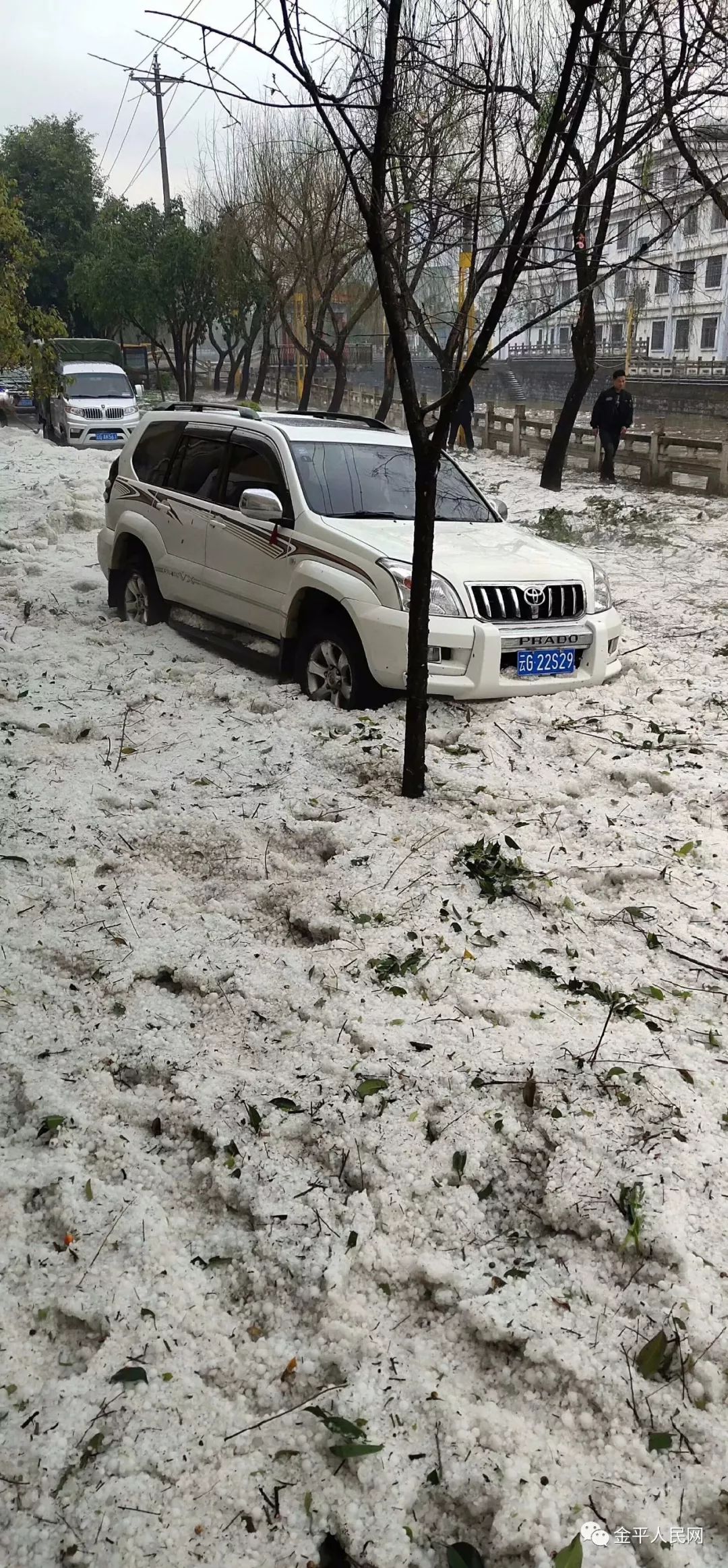 部分居民的窗戶還被冰雹砸了個大窟窿,所幸沒有造成人員受傷,這些冰雹