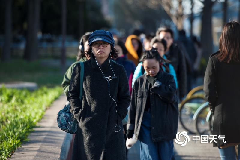 春分節氣寒潮襲北京街頭行人開啟亂穿衣模式