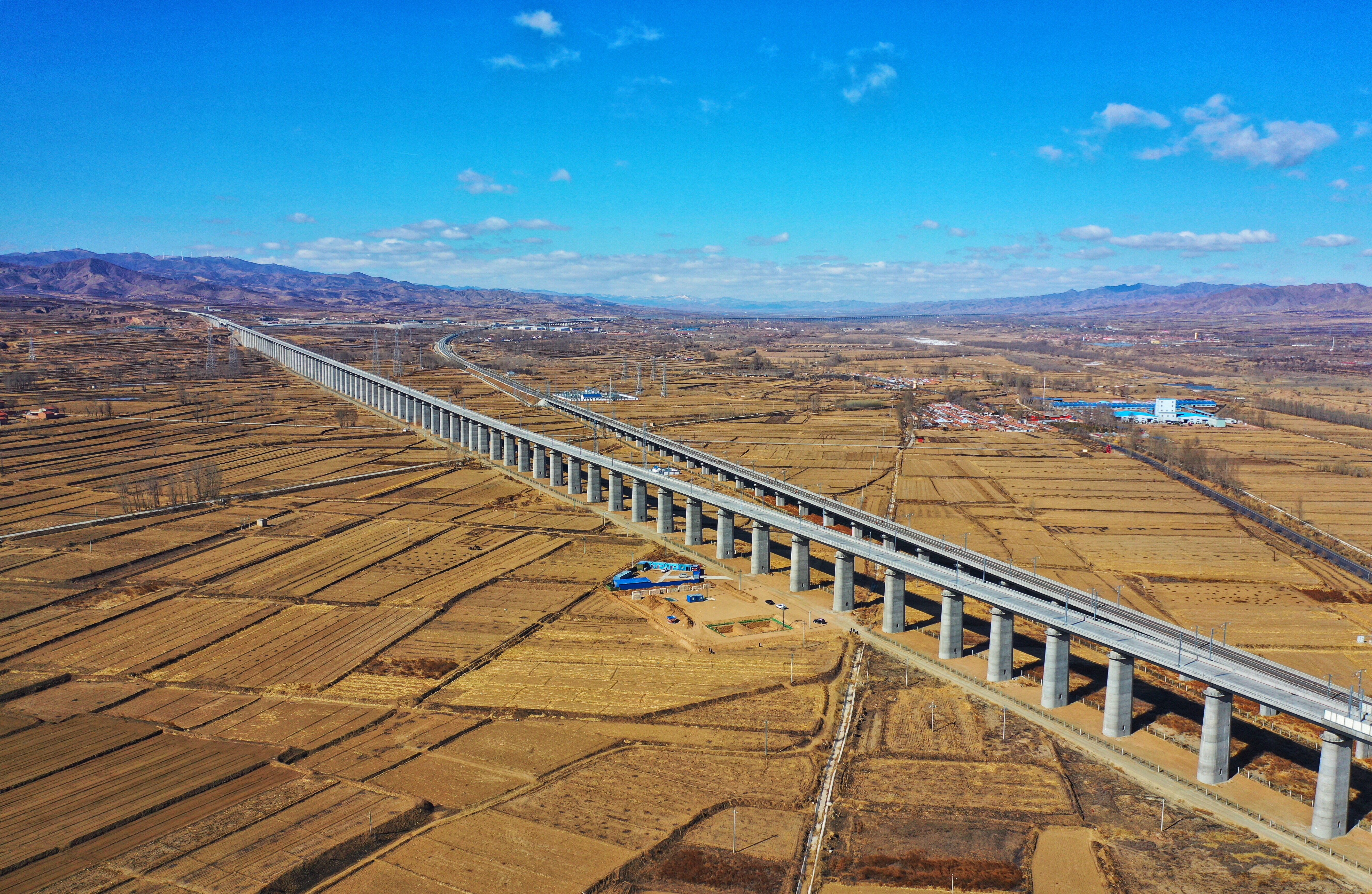 由中铁二十二局集团承建的大张高铁河北段(3月21日无人机拍摄)