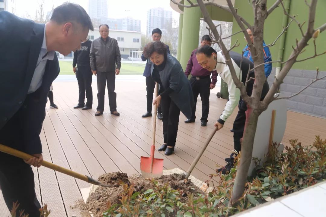 省派曹县乡村振兴服务队代表白传之,菏泽曹县庄寨镇教委主任陈文仪和