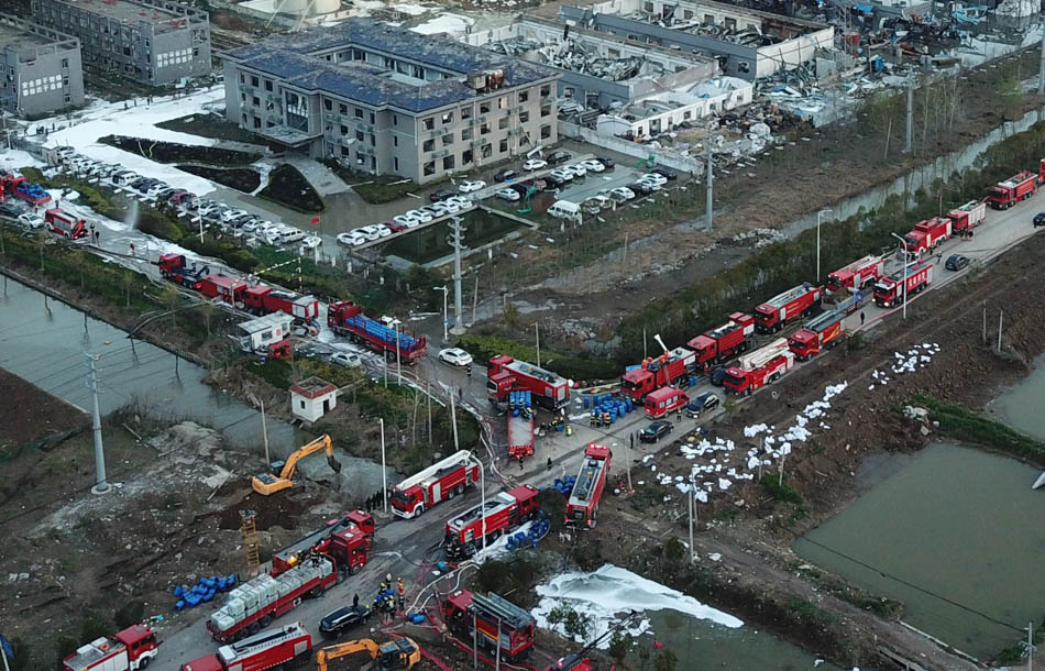 3月22日上午,消防隊員在江蘇鹽城響水化工廠爆炸事故現場搜救.