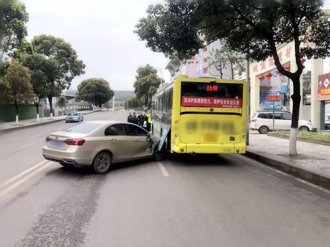 萬州一小車突然失控撞上公交車,竟是因為這樣一個