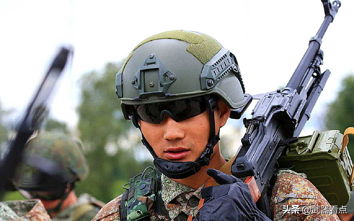 解放军19式头盔图片