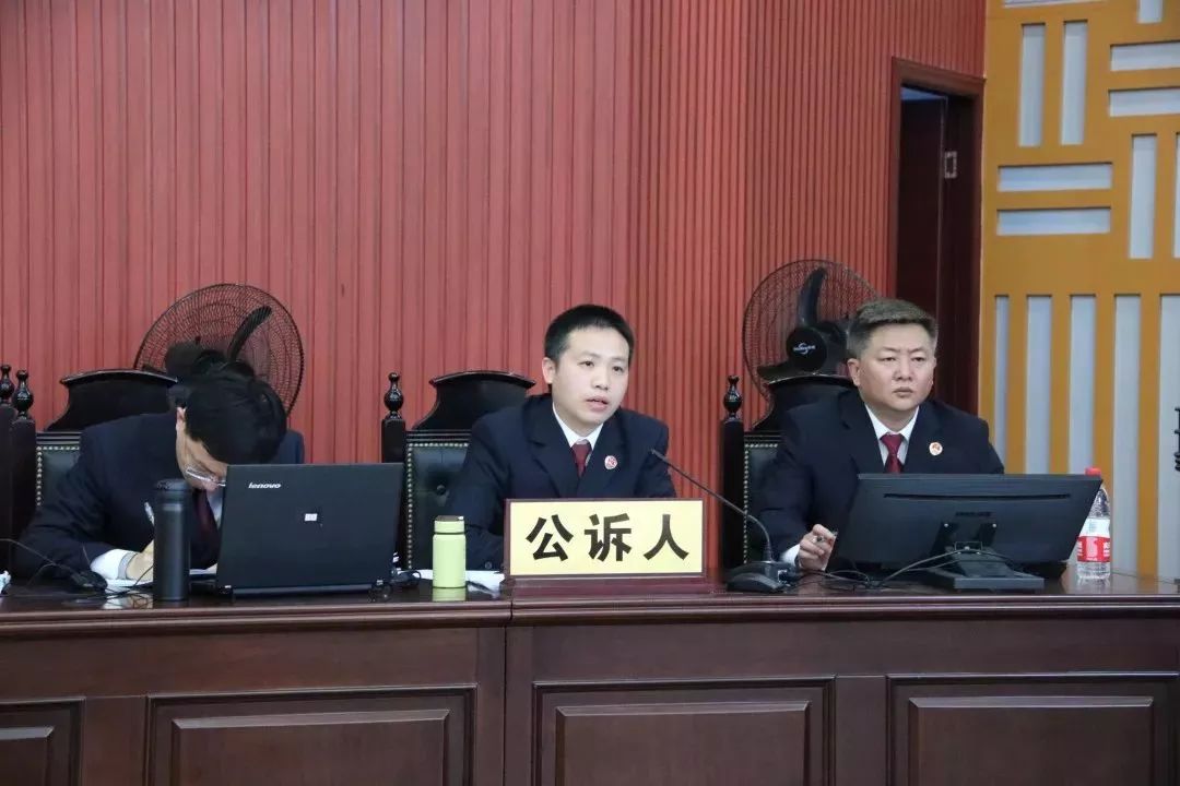 余江一恶势力团伙被押上法庭