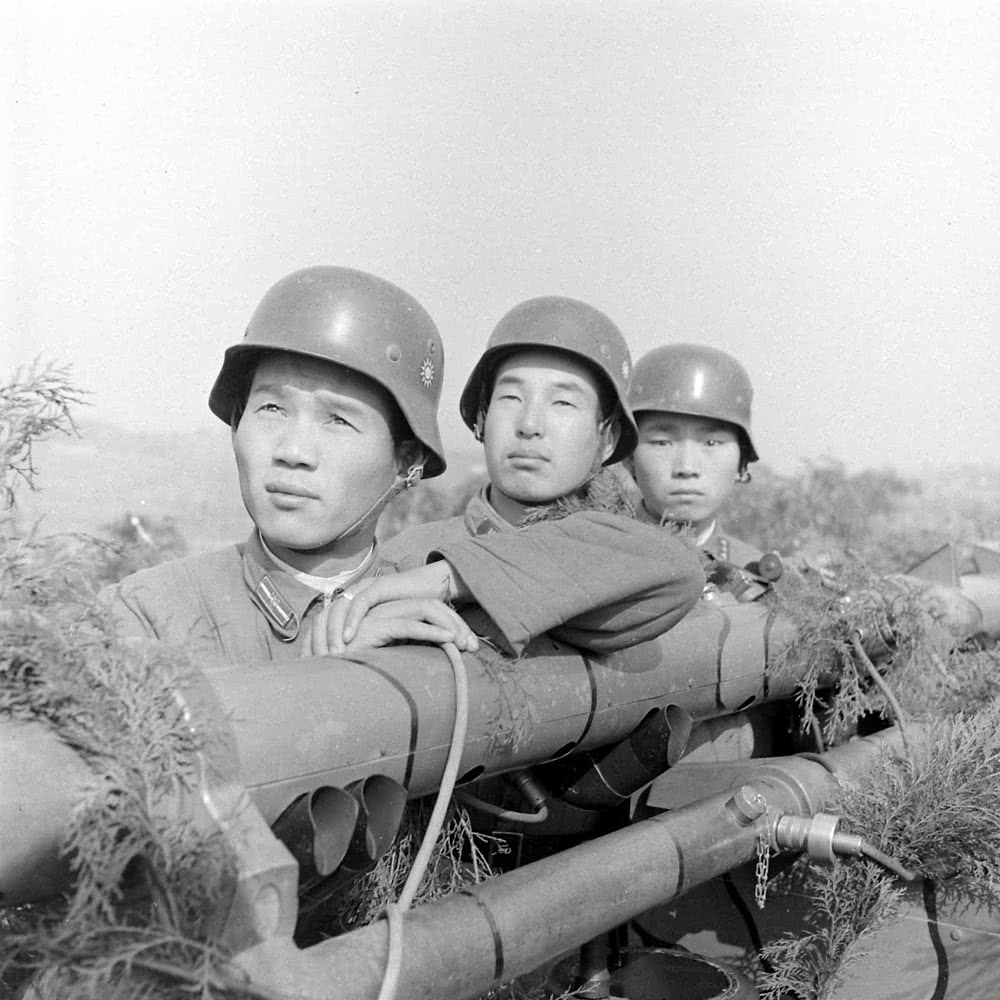 原创保卫重庆天空:1941年中国士兵操作德国高射炮严阵以待