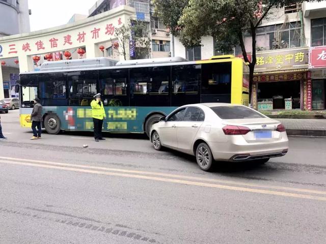 白天一般车祸照片图片