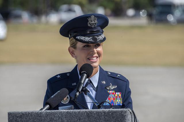 原創美國空軍女軍士長頭戴黑色頭巾,搞軍事情報12年,變身牧師助理