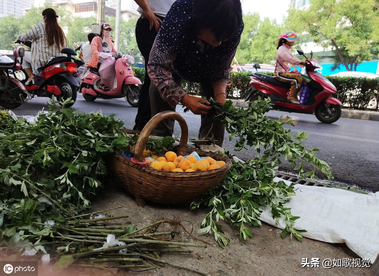 69歲大娘天不亮就負重去城裡賣東西,有人專挑