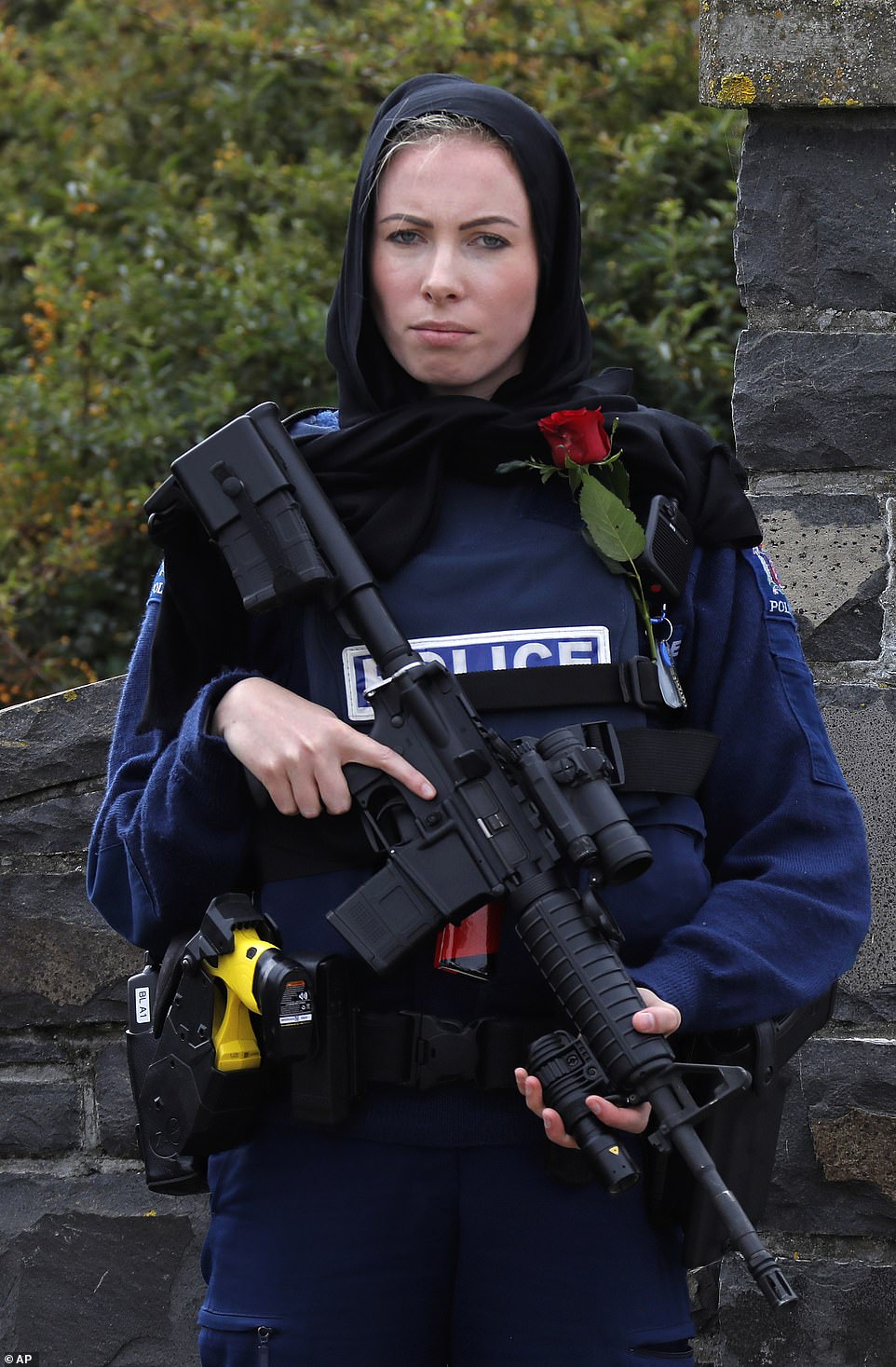 戴头巾的女警官她手握步枪的醒目照片正病毒式传播