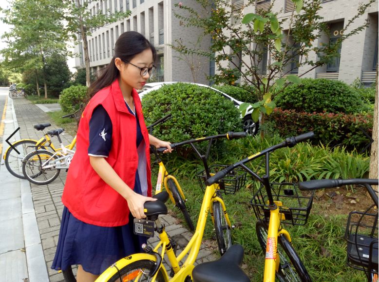 赵嘉雯,商学院2015级会计一班,中共预备党员.