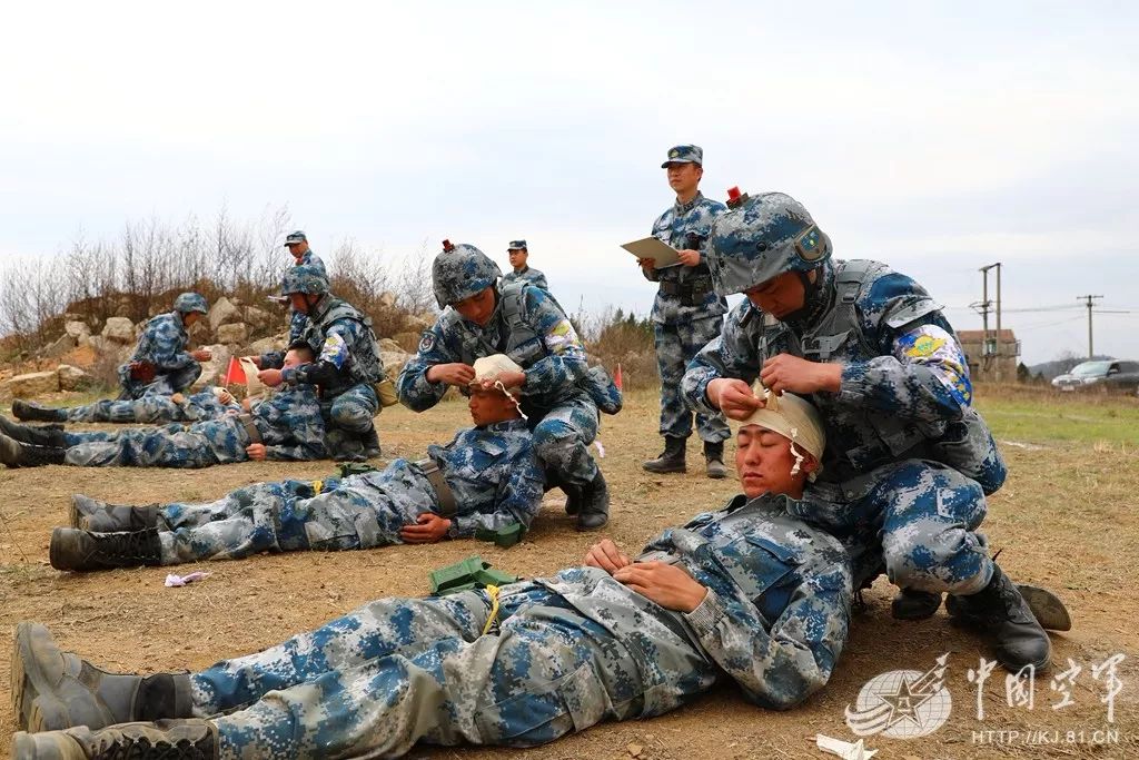 練兵先練官空降兵部隊百名營連指揮員比武競賽