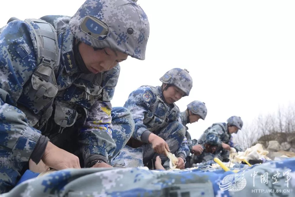 練兵先練官空降兵部隊百名營連指揮員比武競賽