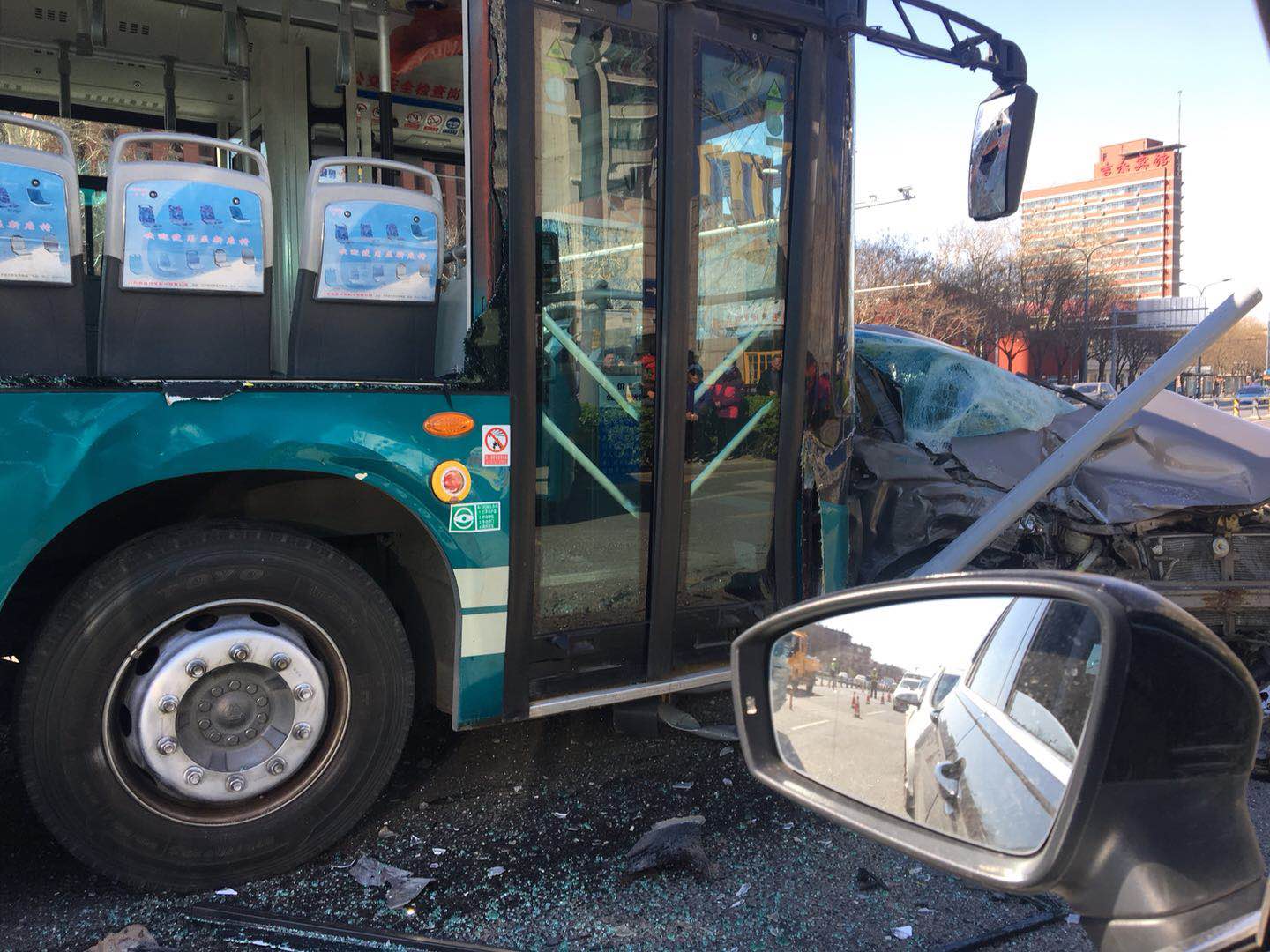 济南机床二厂门口发生车祸,公交车与私家车相撞