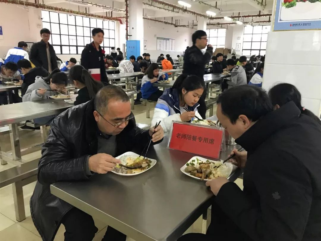 寧遠二中實行食堂教師陪餐制,老師先嚐再供學生_飯菜