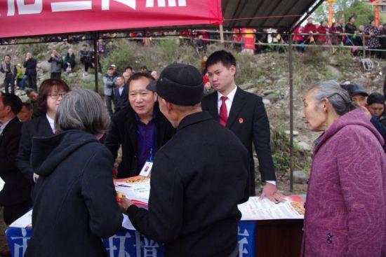 由鎮普法辦和懷遠司法所共同設立在主會場的法治宣傳點仍然人頭攢動