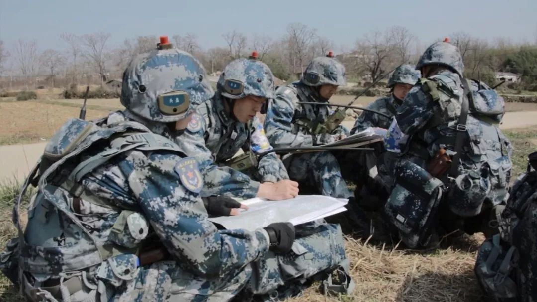 練兵先練官空降兵部隊百名營連指揮員比武競賽