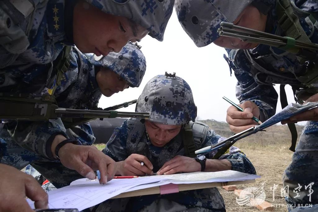 練兵先練官空降兵部隊百名營連指揮員比武競賽