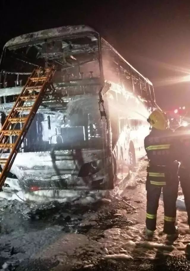 湖南常长高速一客车突然起火,26人死亡!