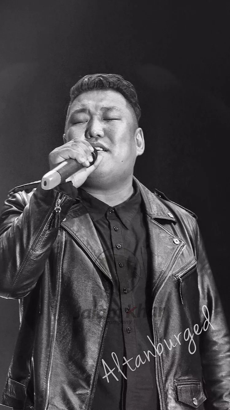 点赞锡盟歌手阿拉腾布日古德获得蒙古国优秀文化工作者荣誉
