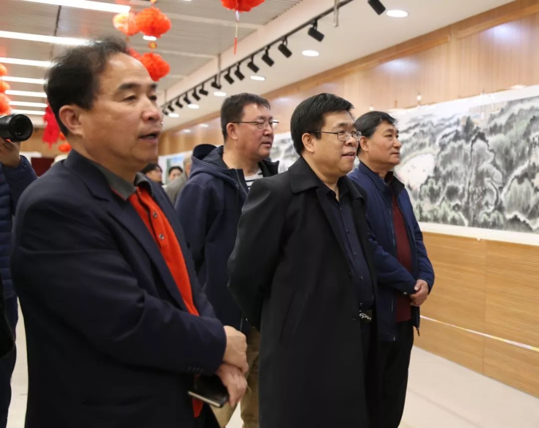 通州区人大主任李玉君与画家山建宁在展览现场亲切交谈展览现场展览