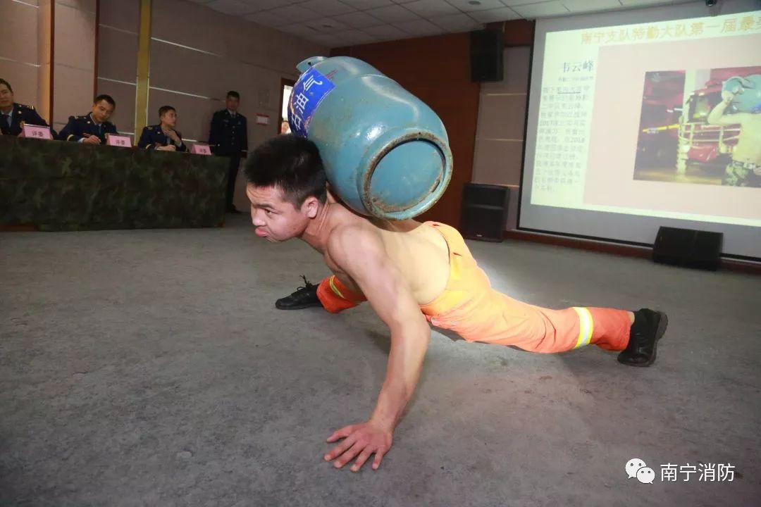 中国消防员男子的腹肌图片