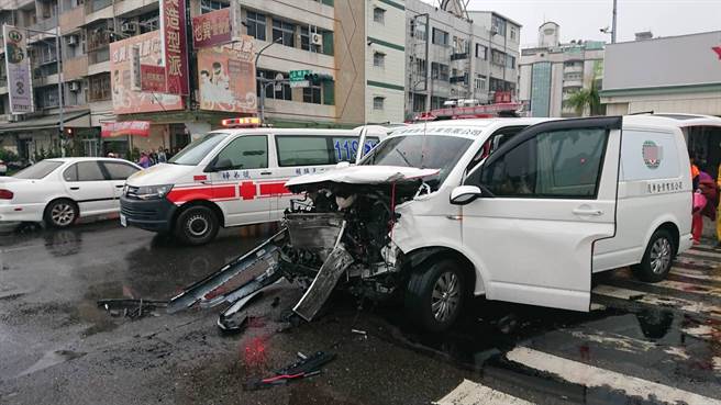 梧州红会救护车车祸图片