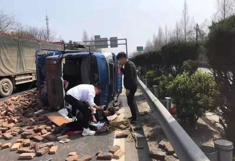 点赞出差遇他人车祸青田民警高速上紧急救援