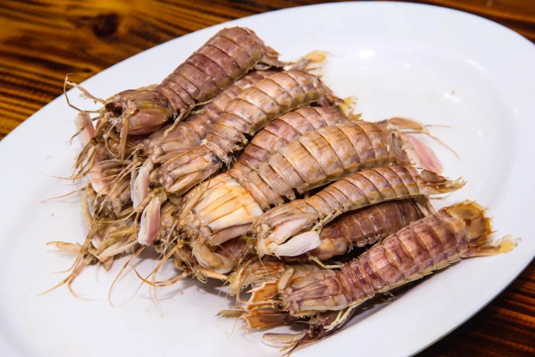 濑尿虾肉质非常鲜甜可口白灼的做法最能还原鲜味每一只都肉质饱满,汁