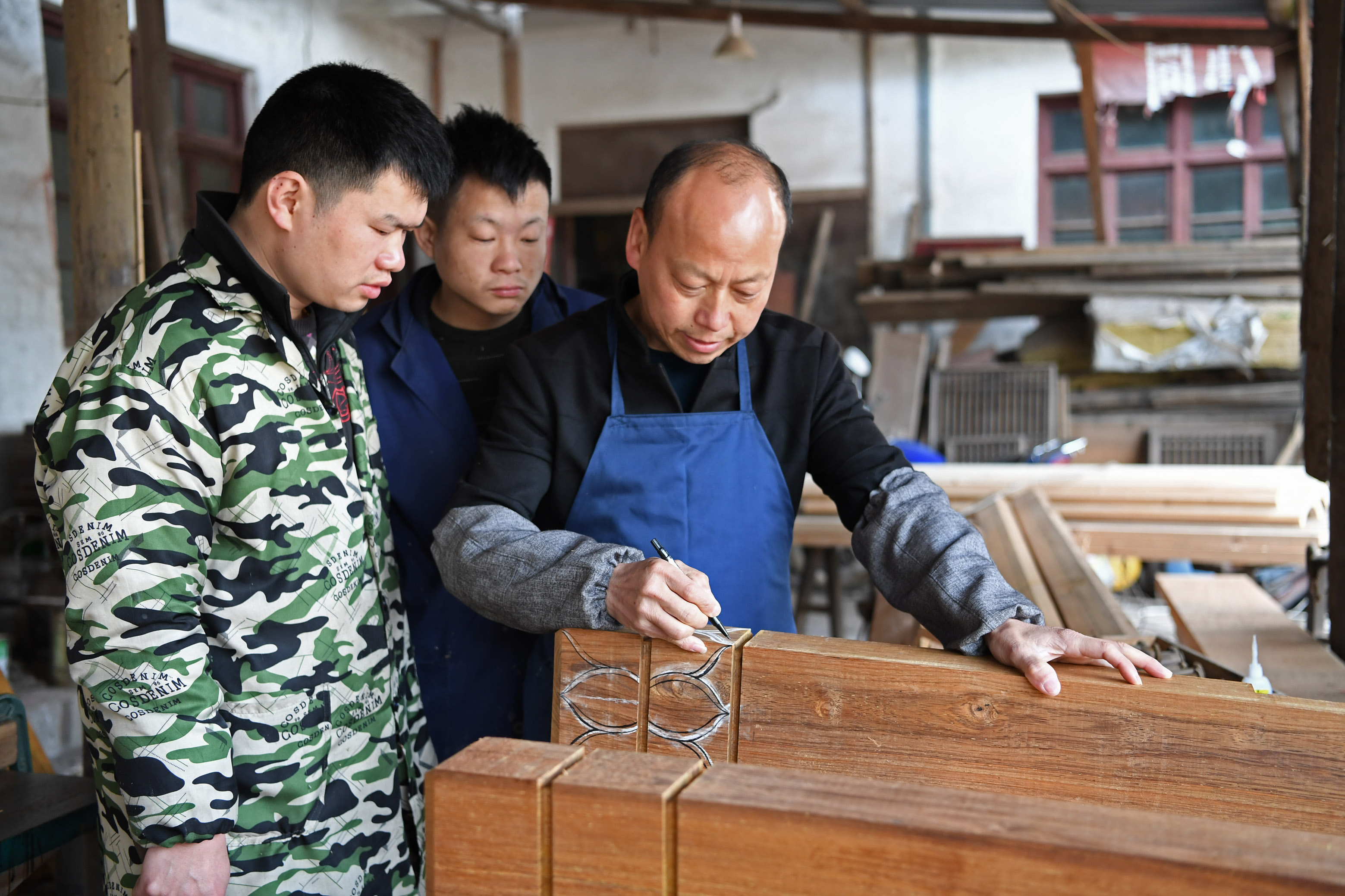 四合院木工师傅图片