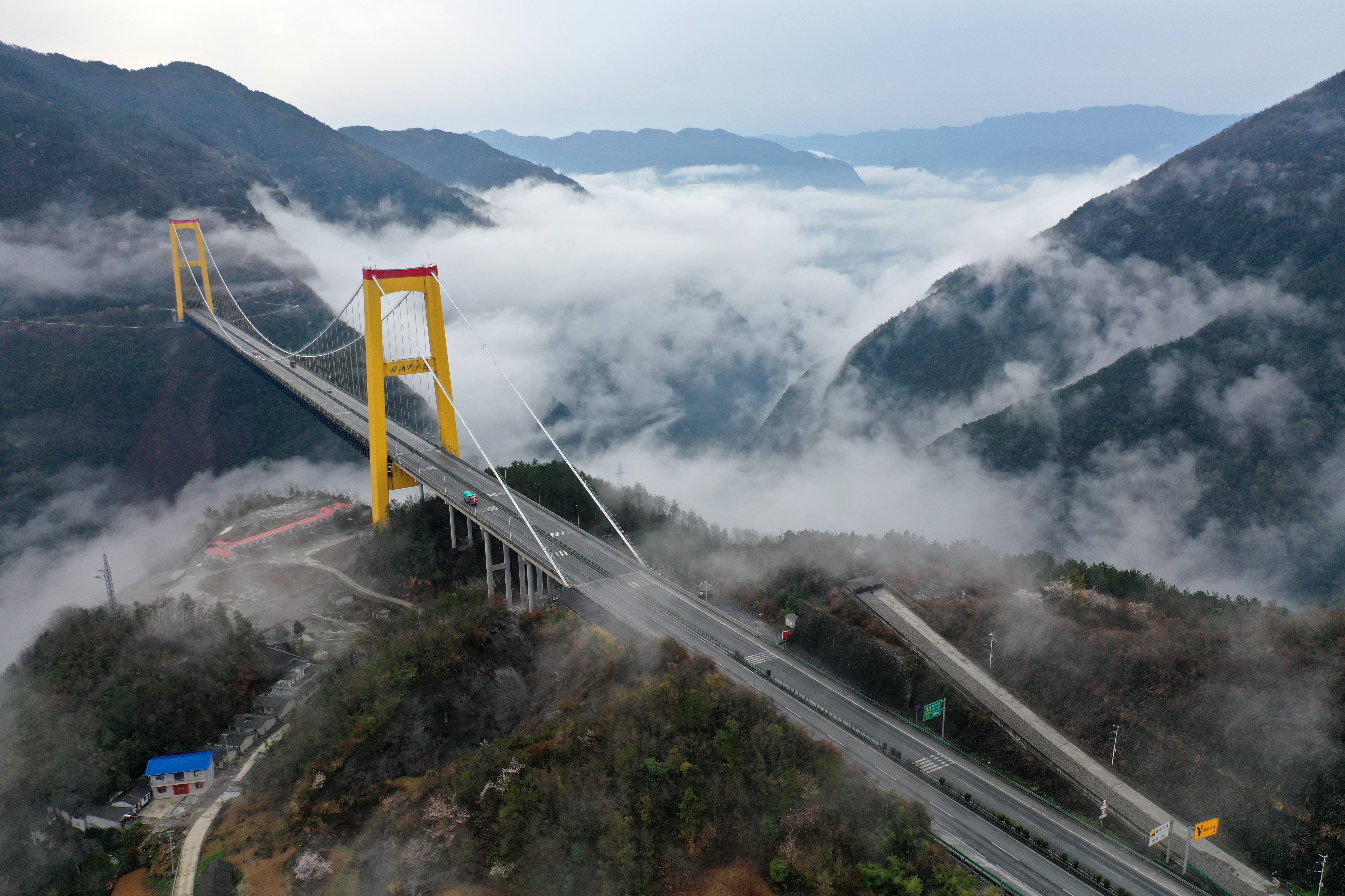 3月23日,在湖北省恩施土家族苗族自治州,沪渝高速公路四渡河大桥周围