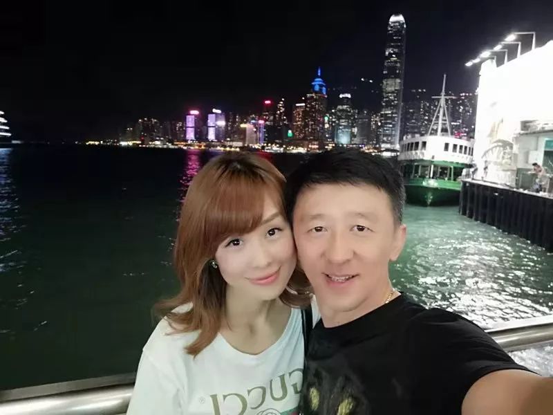 解说员刘越和老婆图片