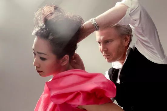 全亚洲收费最贵的发型师剪发4万起而且最少等三个月