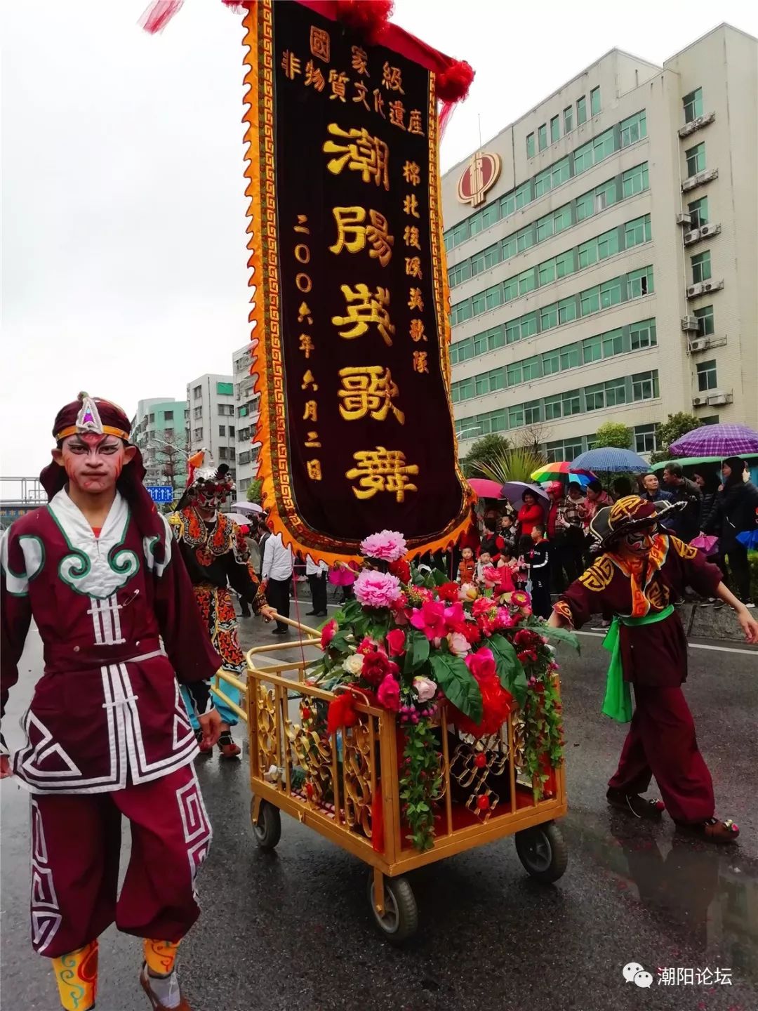 潮阳后溪英歌队与达濠街道英歌队一起参加本次巡游,气势豪壮的表演