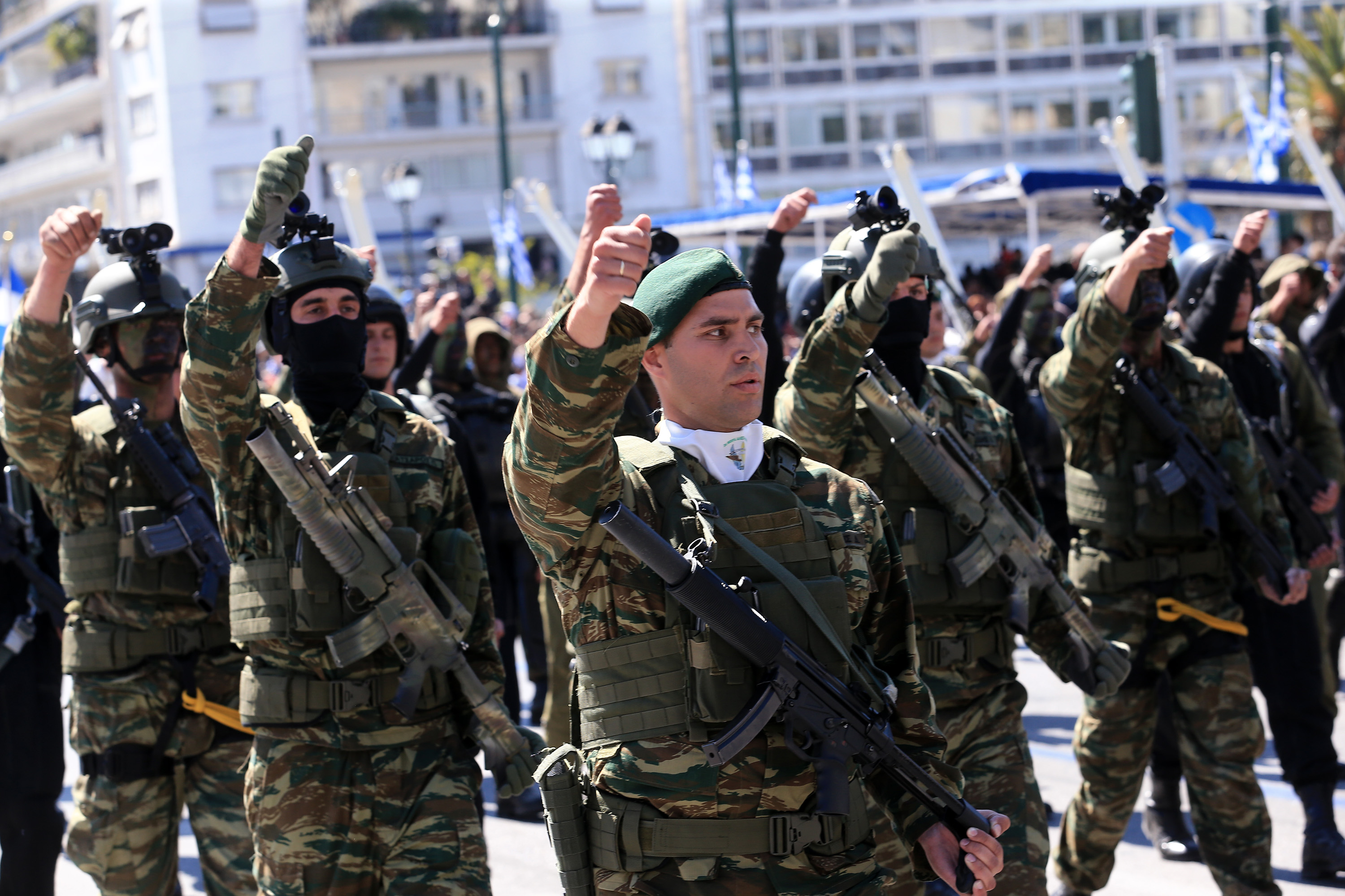 3月25日,在希腊首都雅典,国民卫队士兵参加独立日阅兵