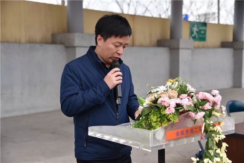 梨洲街道辦事處副書記嚴鴻炳,副主任孫恆,餘姚巡特警大隊副大隊長鬍迪