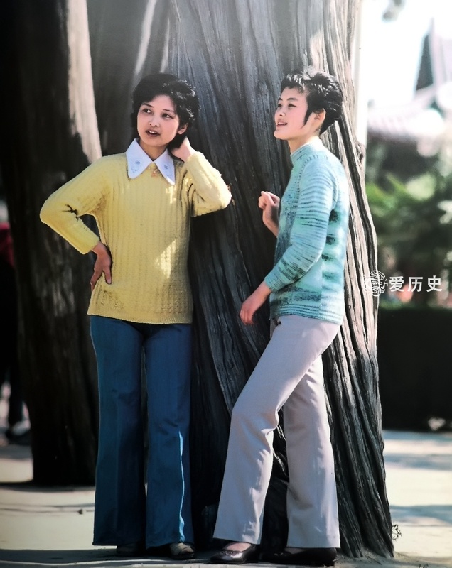 她们这身打扮是80年代初中国青年人最时尚最流行的造型
