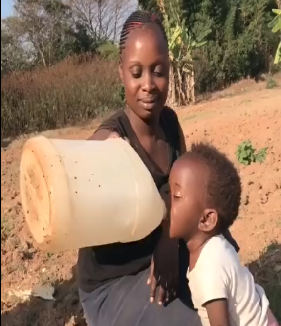 原创几张实拍图告诉你非洲妈妈是怎样给孩子喂食的看完内心复杂