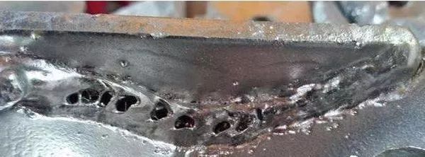 现象:弧坑是焊缝收尾处产生下滑现象,不但减弱焊缝强度,还会在冷却
