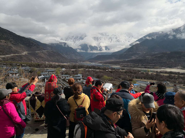 雅鲁藏布大峡谷景区推出共享望远镜与热气球服务