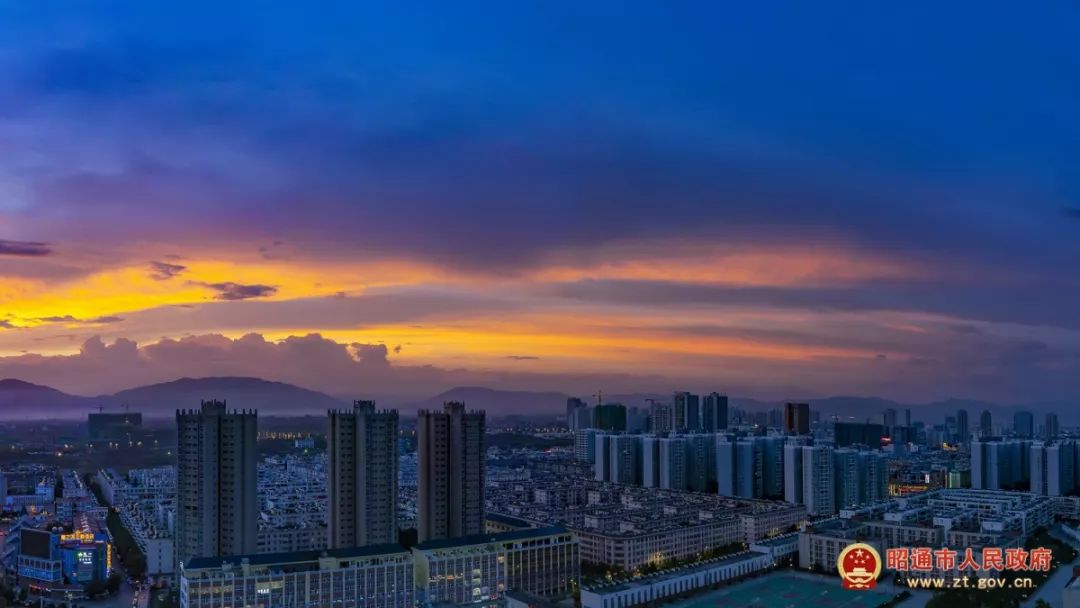 每一個路口平靜的湖面上,倒映著城市五彩斑斕的光芒霓虹燈光忽明忽暗