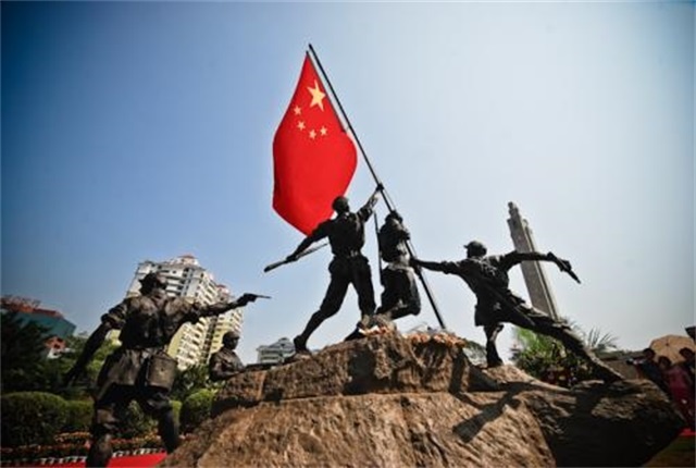 战士挥舞红旗图片
