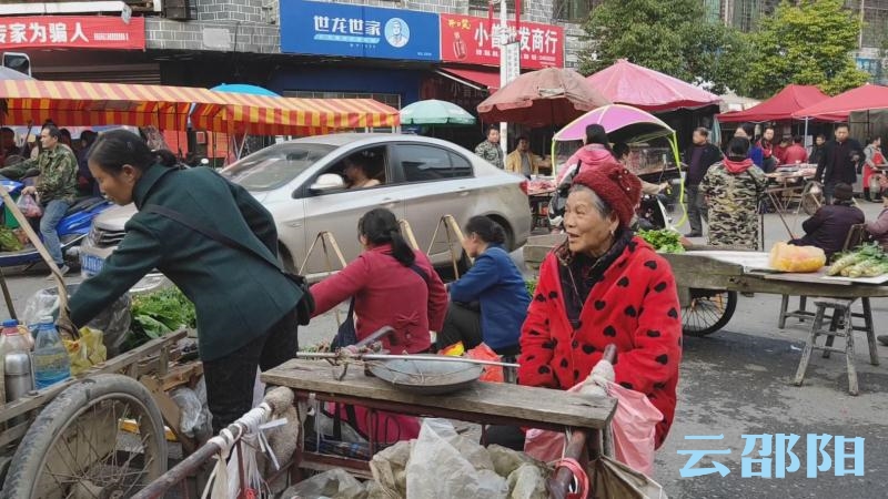 邵陽這位賣菜大媽拾得重要證卡,坐等兩小時只為物歸原主