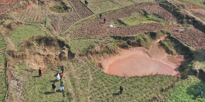 中寨农田里,4个塌坑相距不远,最大的直径大约有20米,最深的有3米