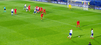 迈克尔-基恩禁区内力压萨维奇头球攻门扳平比分，英格兰1-1。