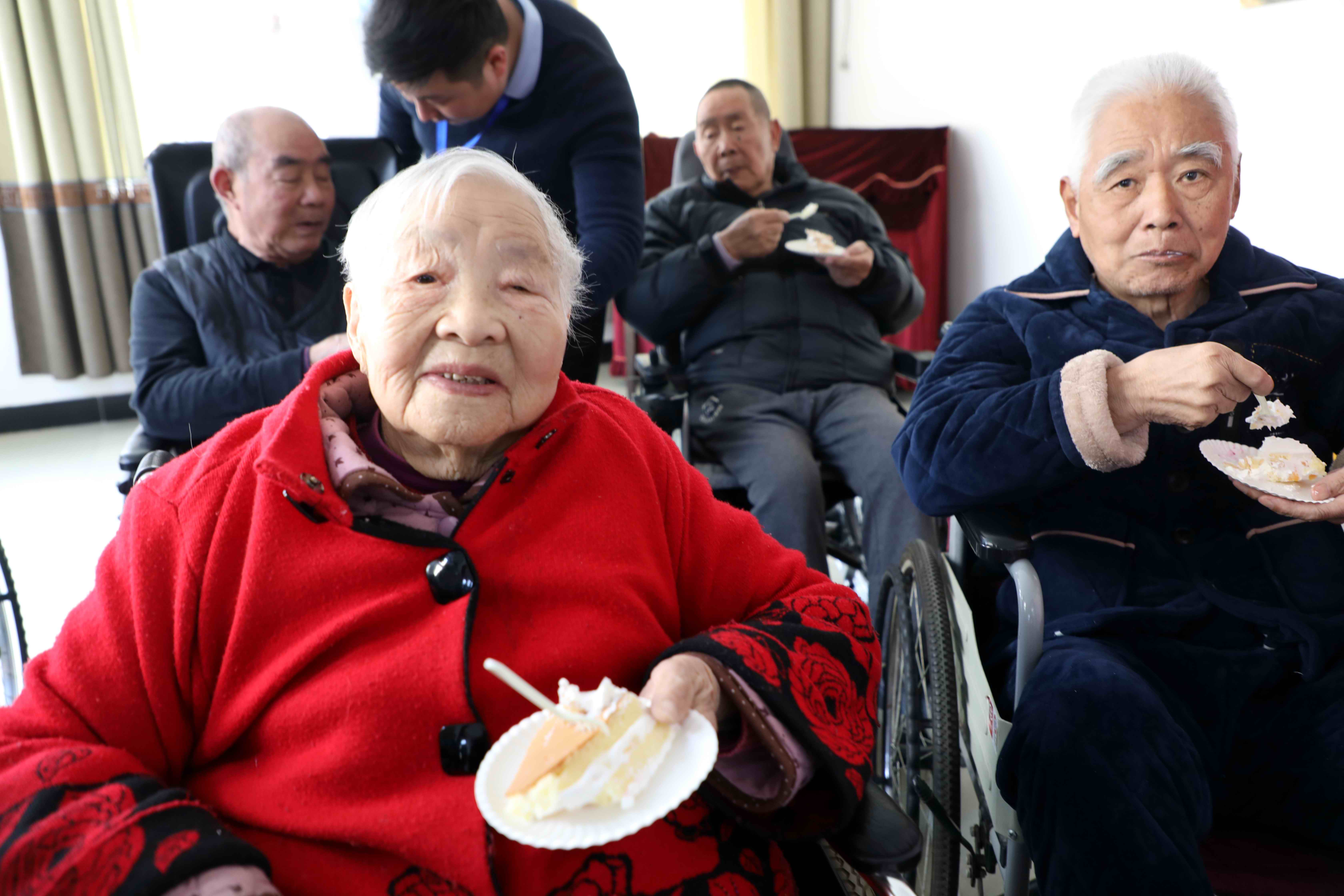 安徽芜湖:养老院生日会上,一群志愿者为老人们献上精彩的爱心演出!