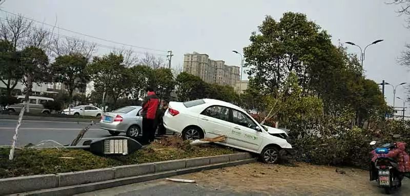 盐城黄海路桥头车祸图片