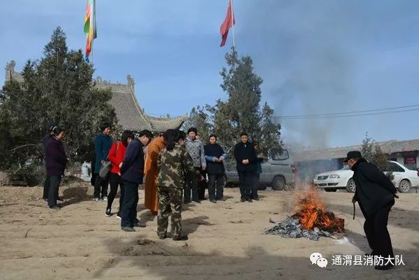 近日,通渭大队联合县宗教局组织南屏山皇庙,清凉山等三家寺庙僧人及