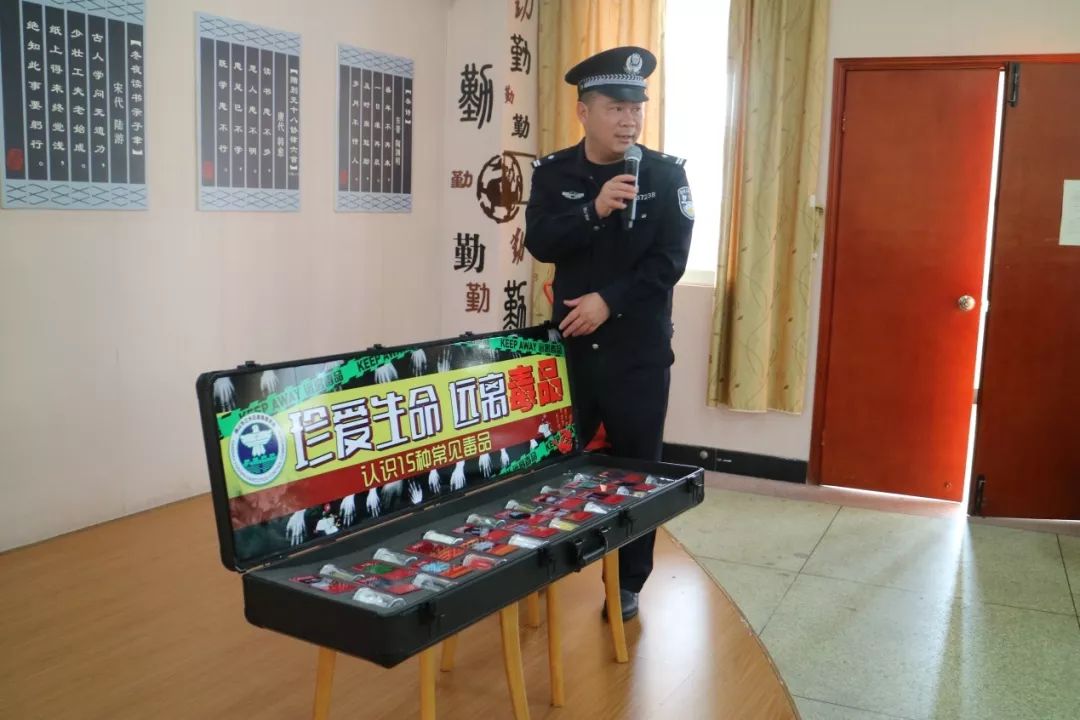 法制副校长介绍仿真毒品同学们围观仿真毒品撰稿:程丽群摄影:程丽群